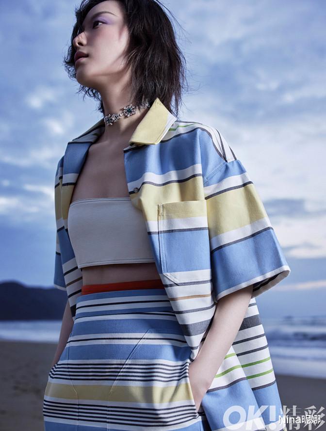 倪妮|倪妮年后首个海边大片！彻底放开秀身材，罕穿露脐装新风格大变样