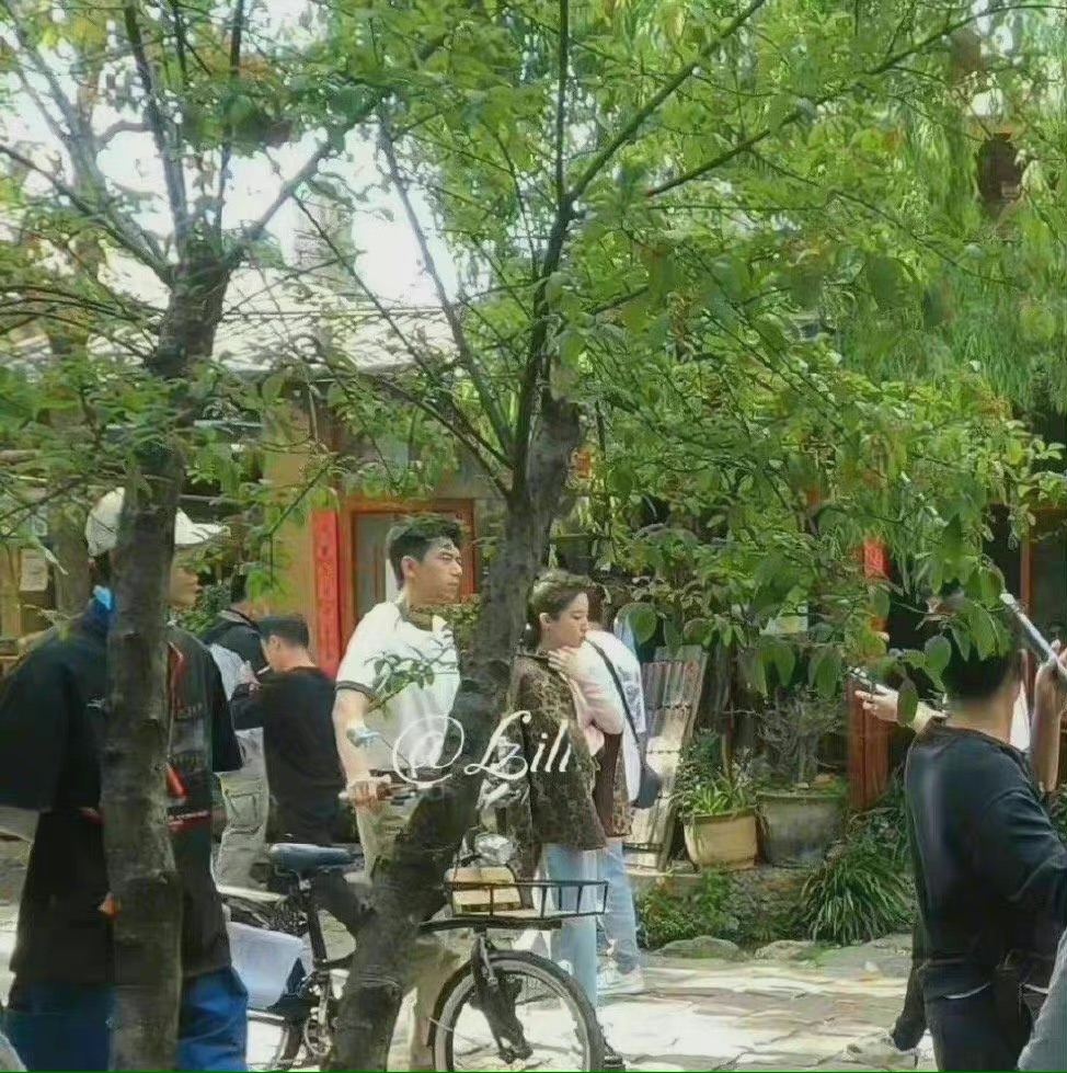 王心凌|李现深夜秀腹肌照，身材健硕比例好，和刘亦菲合作真自律！