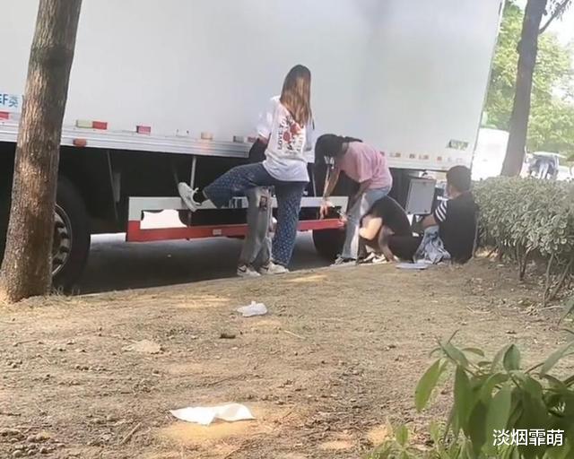 江苏众年轻人外出游玩,女子骑男子头上,网友:看姿势就知道不简单
