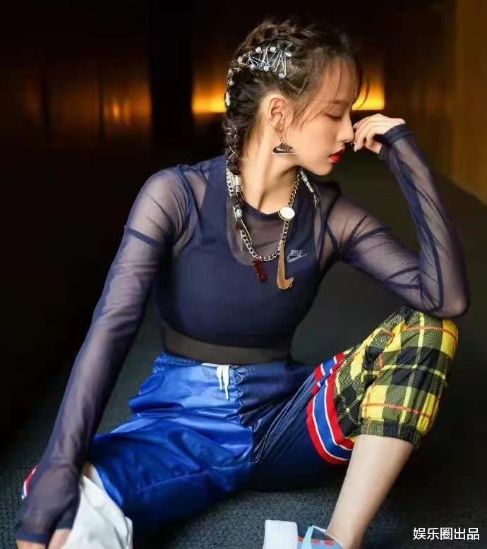 张嘉倪|张嘉倪拍大片真招摇,穿衣搭配不怕显身材,连手指甲都是亮点