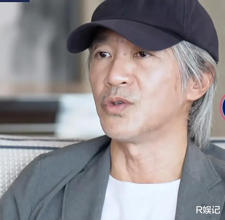 周星驰|周星驰近照：满头白发苍老得让人心疼，无子女无老婆要独身一辈子