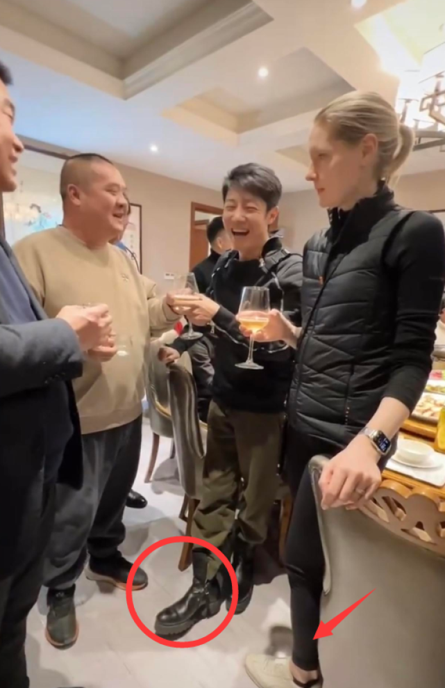 撒贝宁|撒贝宁带妻子参加同学聚会,穿高跟鞋比李白矮半头,搂抱妻子画面恩爱