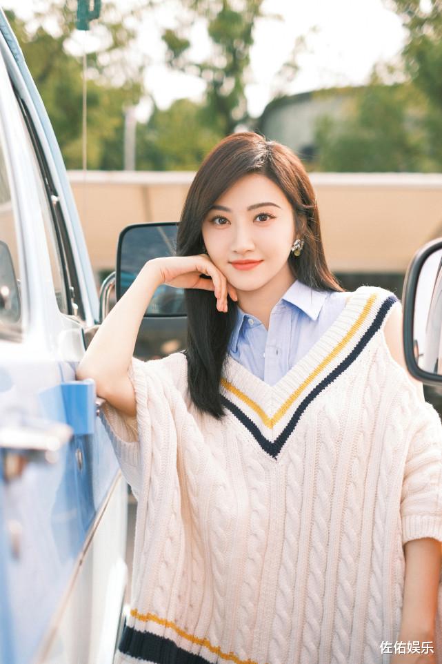 铁拳英雄|景甜阳光玩趣学院风造型曝光,露肩穿搭清新可爱,元气满满获赞赏