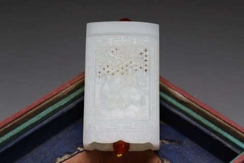 手绘|和田玉籽料“镂空高士博弈香囊”