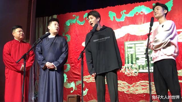 张鹤伦|德云社张鹤伦“泪洒”舞台,引发大家热议,网友:伦哥这是怎么了