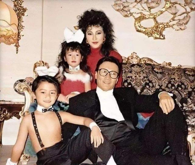 谢霆锋|从18岁走来的谢霆锋，是一代歌手，还是当红小生，更是一位大厨！