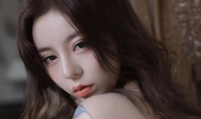 关悦|网红戚佳丽“自拍视频”被曝光,直播承认:是我本人,但没伤害谁