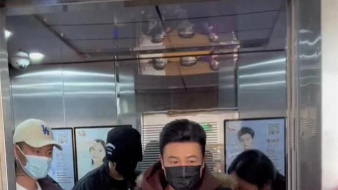 张颂文|46岁张颂文回家过节遭围堵！年轻女粉尖叫求签名