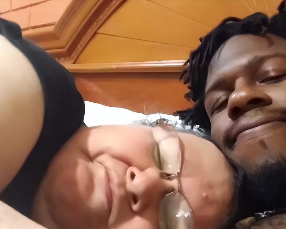 27岁黑人小伙又结婚了,新娘是没结过婚却已经有曾曾孙的74岁老妇
