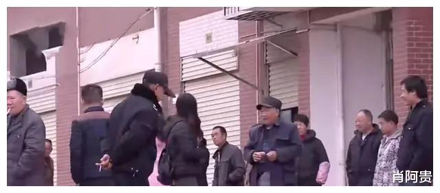 得知妻子跟保安同居4年,丈夫找他理论,见面后却怂了让座又递烟
