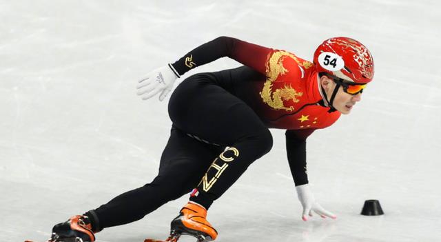 中国队|中国队首金，王濛眼含热泪，五星红旗很鲜艳，武大靖也是激动落泪