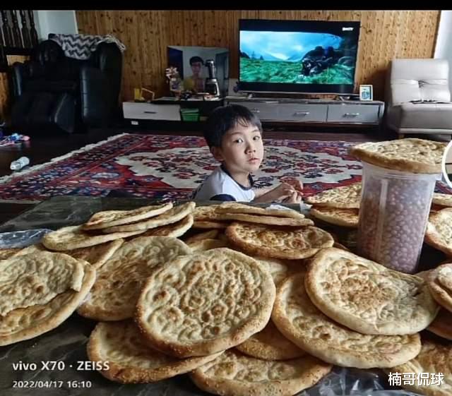 胡明轩|胡明轩父亲为小儿子买家乡美食！兄弟合影很温馨，小胡发言致谢球迷受追捧