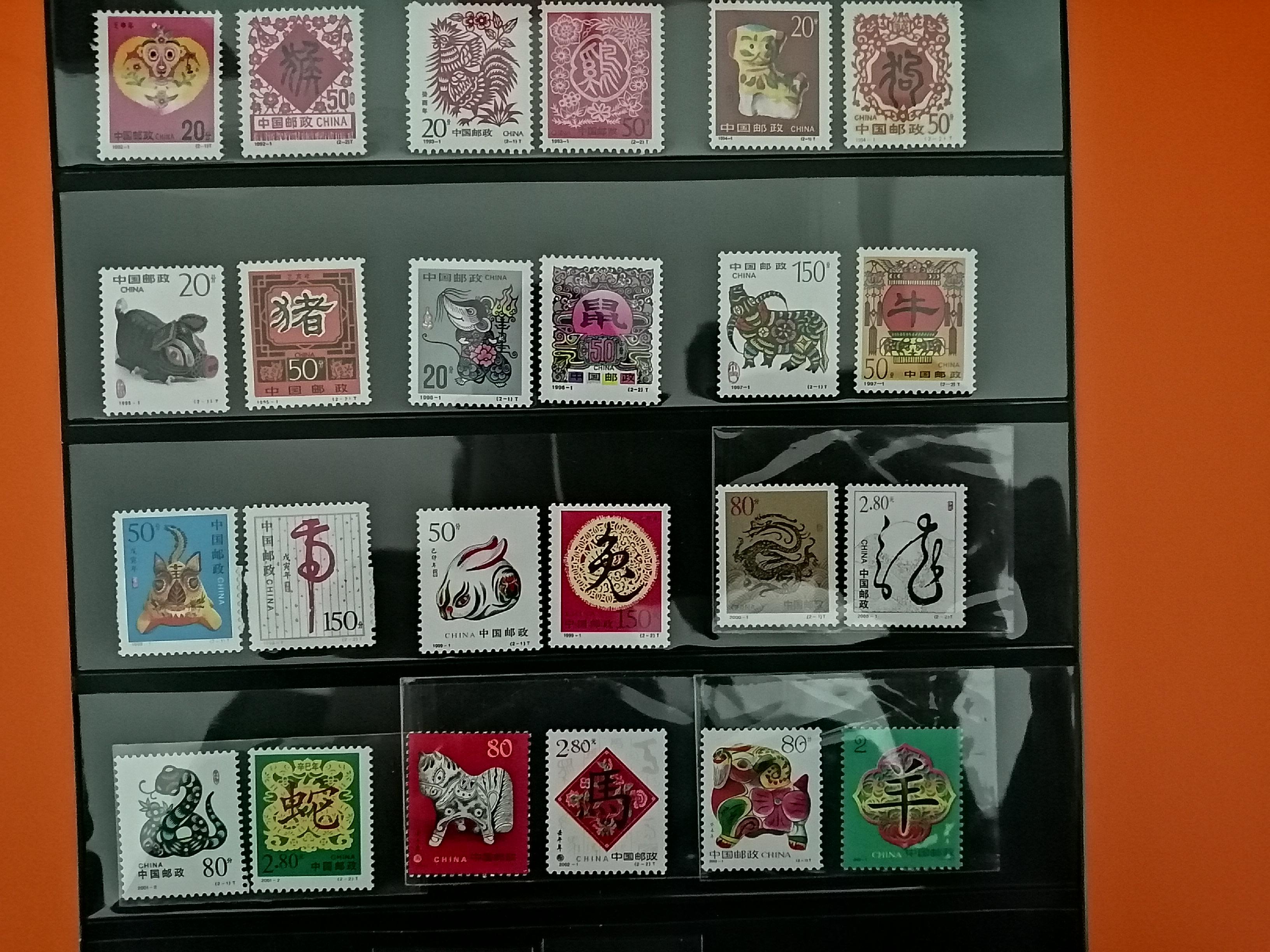 邮票|现在的集邮市场确实有些不景气，天热人燥，市场内人流稀少，显得冷冷清清。