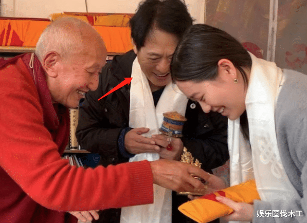 李连杰|李连杰全家国外修行!憔悴发福靠人搀扶疑旧病复发,智利罕露背影