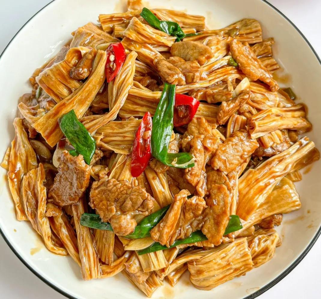 节日了 , 也就是中秋节 , 中秋节的习俗除了吃月饼 , 还有赏月亮,燃灯