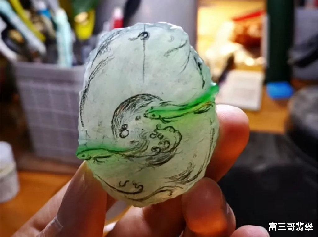 翡翠|玉赏 ▏带色翡翠片料，俏色巧雕，如鱼得水