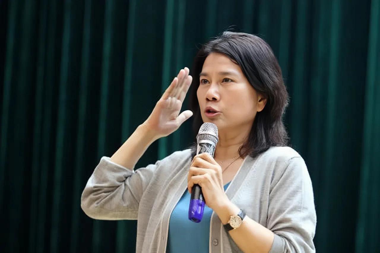 董明珠|?董明珠：为儿子董东东放弃再婚的念头，儿子40岁未婚让她担心！