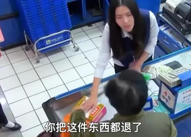 大妈买奶粉不够钱要打欠条,收银员怒斥:你孙子不是我的崽