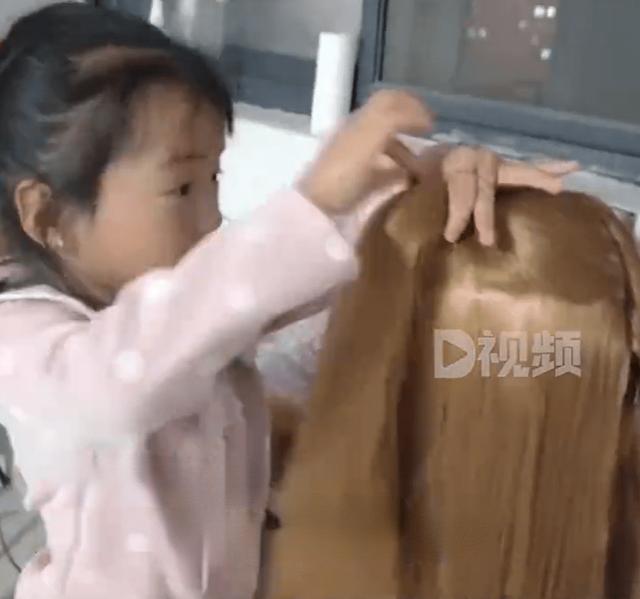 盘发 6岁女孩爱盘头发，各种造型信手拈来，妈妈：简单发型看一两遍就会