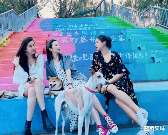 刘亦菲|刘亦菲穿低领生怕走光！一双美腿白到晃眼，万元小包放地上太豪气