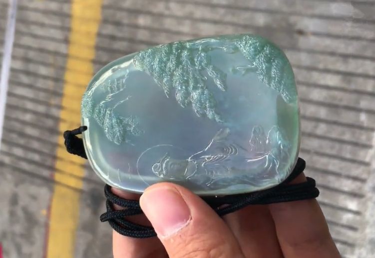 80年代|全是裂的翡翠料子,成品的逆袭让人不敢置信!