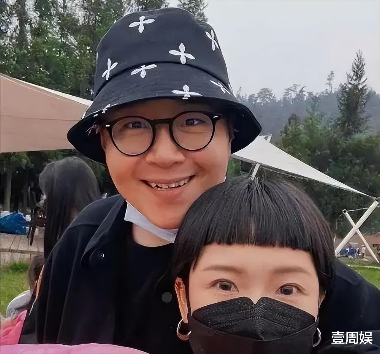 郝劭文|郝劭文挣钱养家太拼了，面部红肿坚持直播，网友：被老婆抓了？