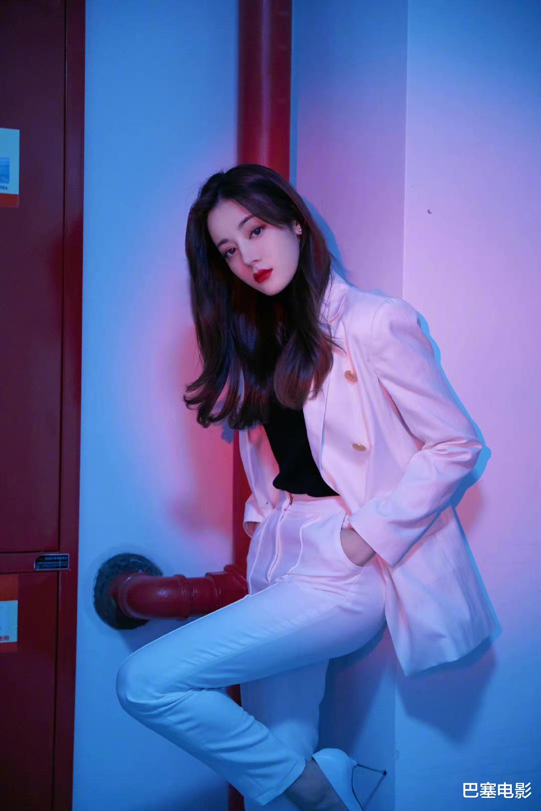 杨幂|娱乐圈女“西装大佬”，各有各美，这眼神和氛围，一个字，绝