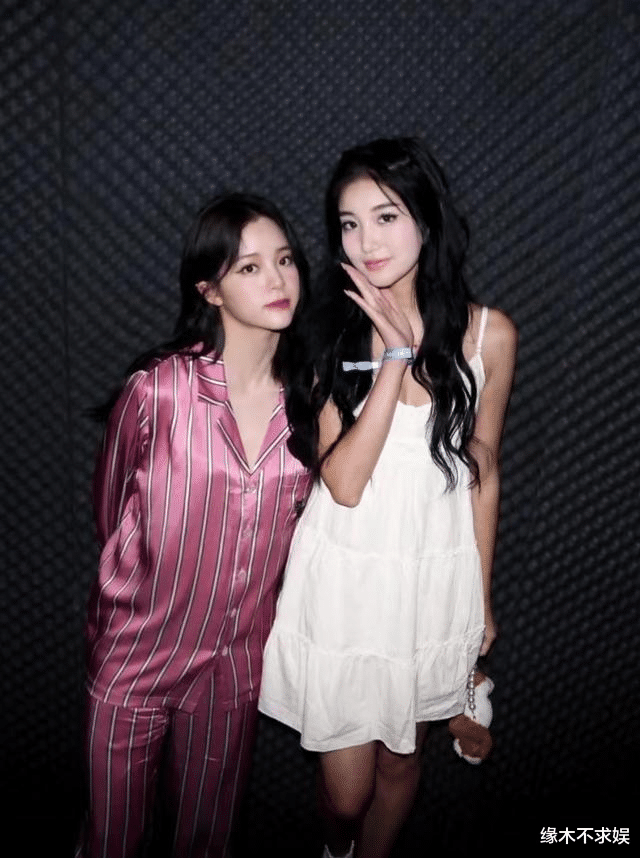 欧阳娜娜|22岁欧阳娜娜个展和网红合影,状态却被质疑,明星果真不如素人?