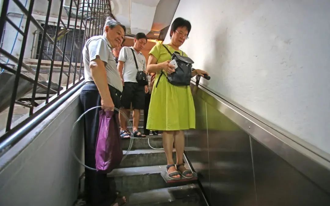 老楼加装电梯太难了!不如装个利民神器,隐形方便,站着直接到家