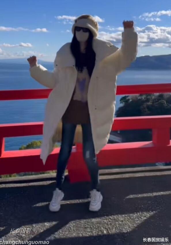 范冰冰|女星范冰冰罕见露面, “全副武装”在路边跳舞，欢庆圣诞心情好