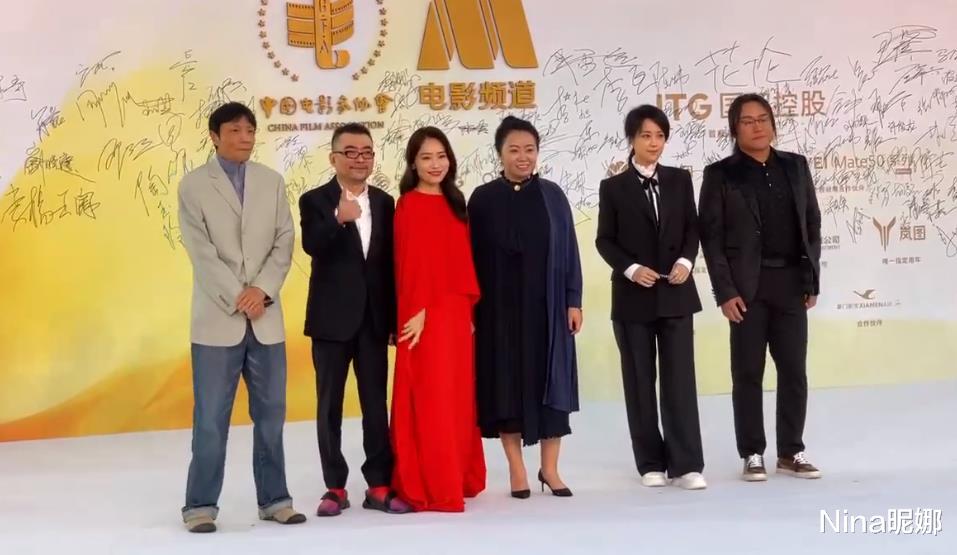 章子怡|张艺谋40岁长女彻底翻身!穿红裙走红毯独当一面,红唇卷发撞脸章子怡