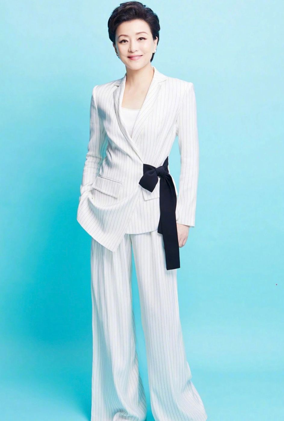 面膜 董明珠认真打扮，穿万元红裙优雅亮相，仍被杨澜一撮蓝发抢了镜