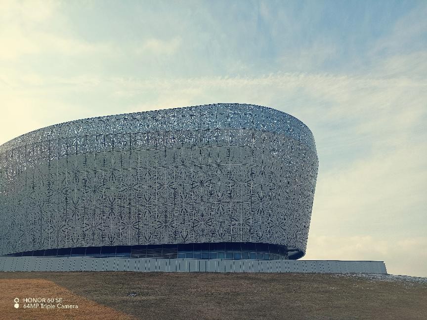 幽靈線|榮耀60 SE評測：僅售2199元，打破屏幕天花板是什么體驗？