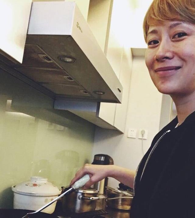 参观海清现实的豪宅,客厅做了大理石背景墙,整体装修像宫殿