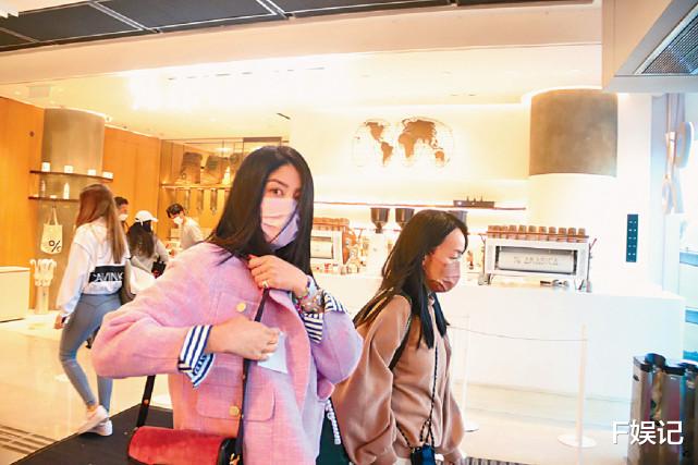 陈慧琳|陈慧琳与相处多年的女助手情同姐妹 两人有说有笑去买菜回家下厨