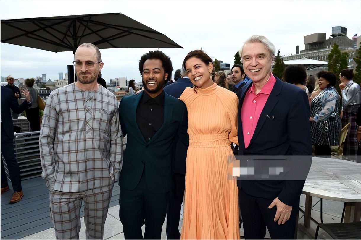 汤姆·克鲁斯|前阿汤嫂首次带黑人小男友走红毯！穿黄裙扮嫩，小10岁男友真显老