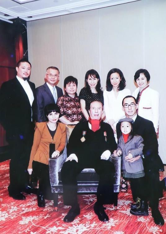 何猷龙|真正好命的香港豪门儿媳，只生一女便封肚，富豪老公恋家无绯闻