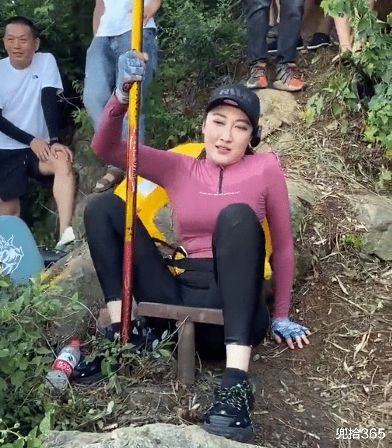 钓鱼|一群男钓友遇上女钓鱼人,画风瞬间突变,网友:醉翁之意不在鱼