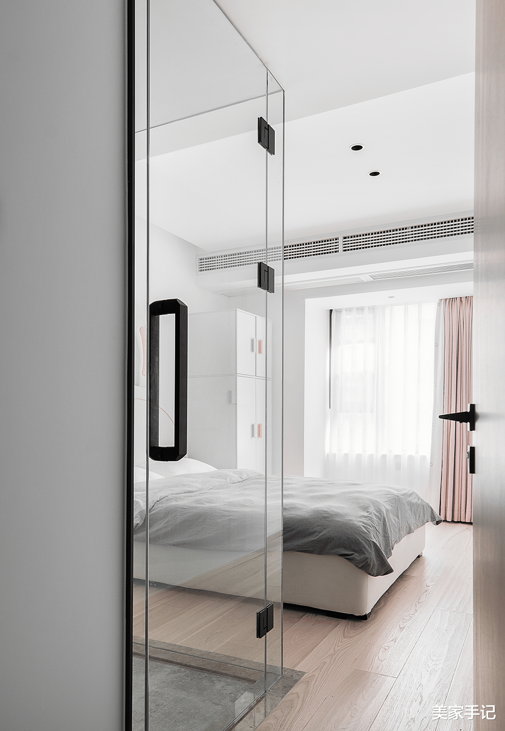 坚持极简主义的浙江夫妇,把家装修得一尘不染,透着骨子里的高级