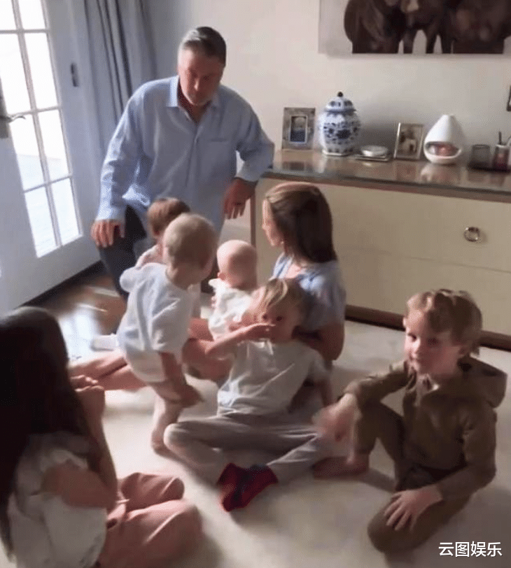 预产期|63岁男星亚历克第8度当爸!小26岁二婚娇妻晒全家福,宣布怀7胎