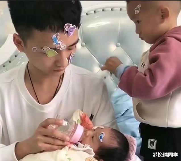 40岁宝妈颜值出众,跟15岁儿子拍亲子照,照片面世却像“结婚照”