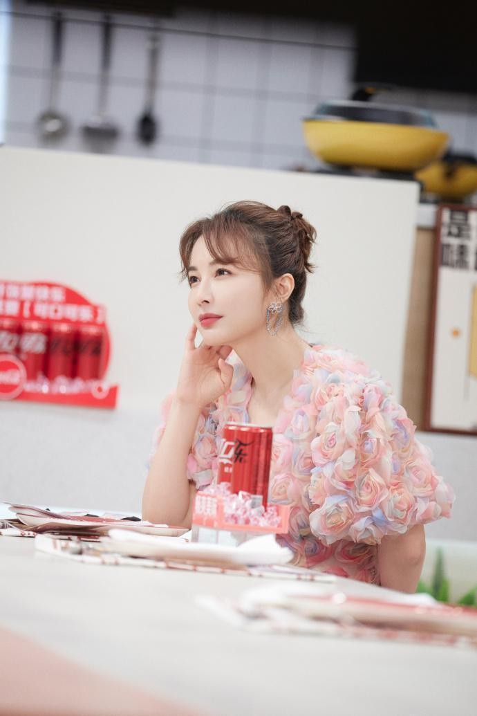 粉色的服装果然很独特，想要穿得不年轻都难，很适合吴昕的气质