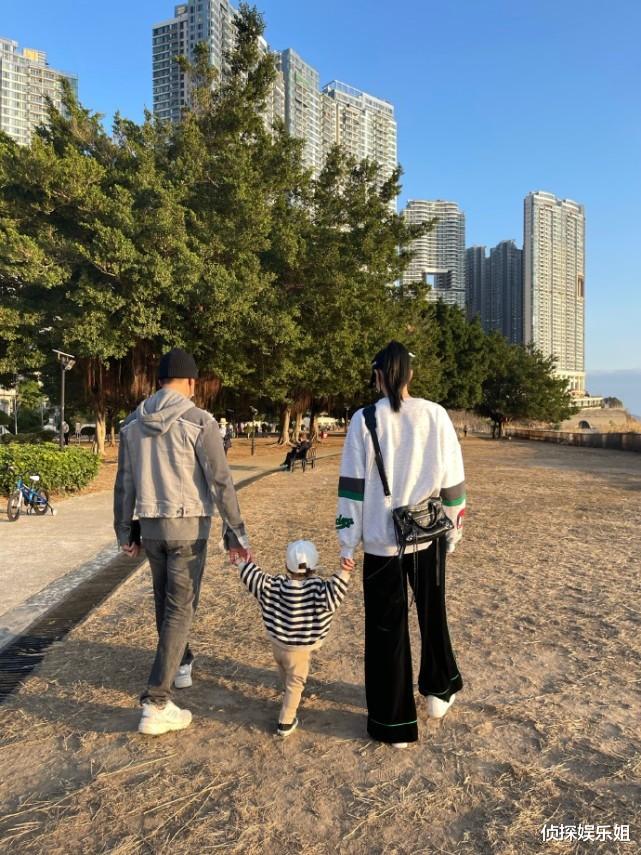 洪家班|张馨月晒一家三口出游照，夫妻互拍秀幸福，林峯与女儿对视好有爱