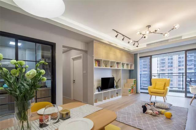 新家的墙基本打上柜子，背景墙也不放过，新增收纳面积达到40平米