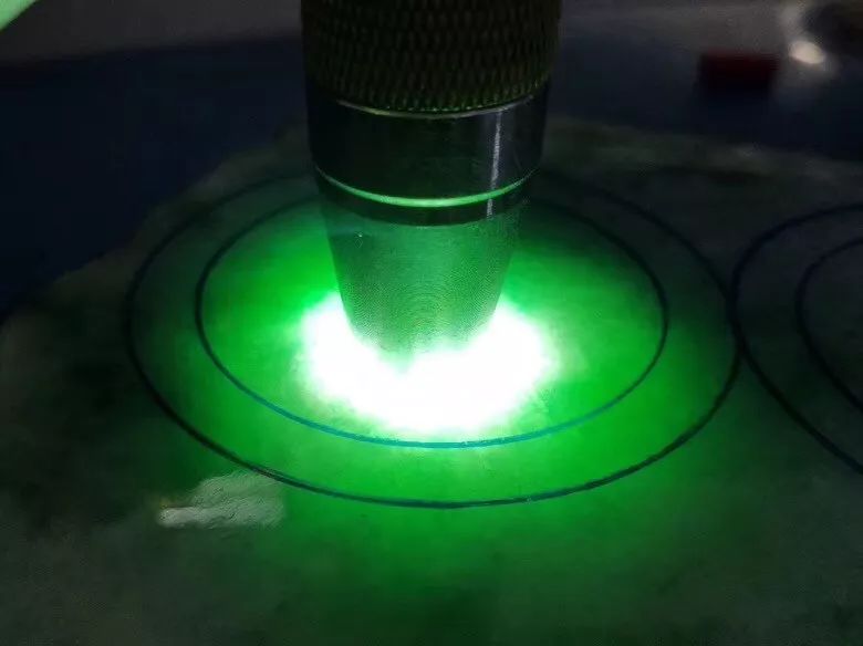 翡翠|不被看好的木那原石,没想到切出一堆飘花手镯挂件,排满一桌面!