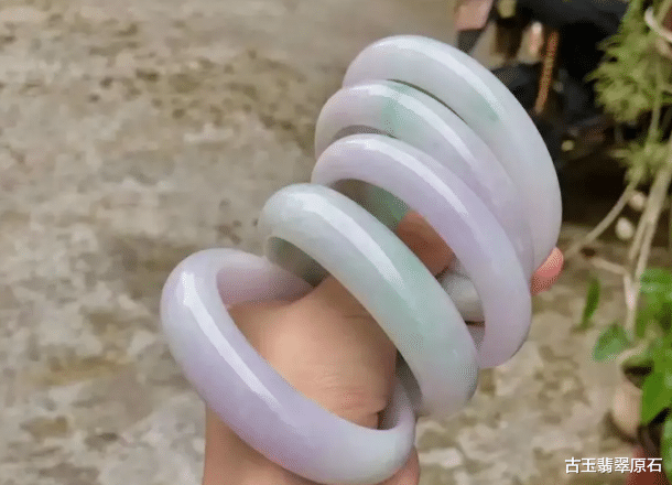 翡翠|帅哥用全部身家拿下的一块翡翠原石，竟意外切出10条春带彩手镯？