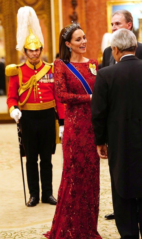 颁奖礼|梅根冒雨参加颁奖礼!一袭白色礼服裙隔空与凯特比美,太low了吧