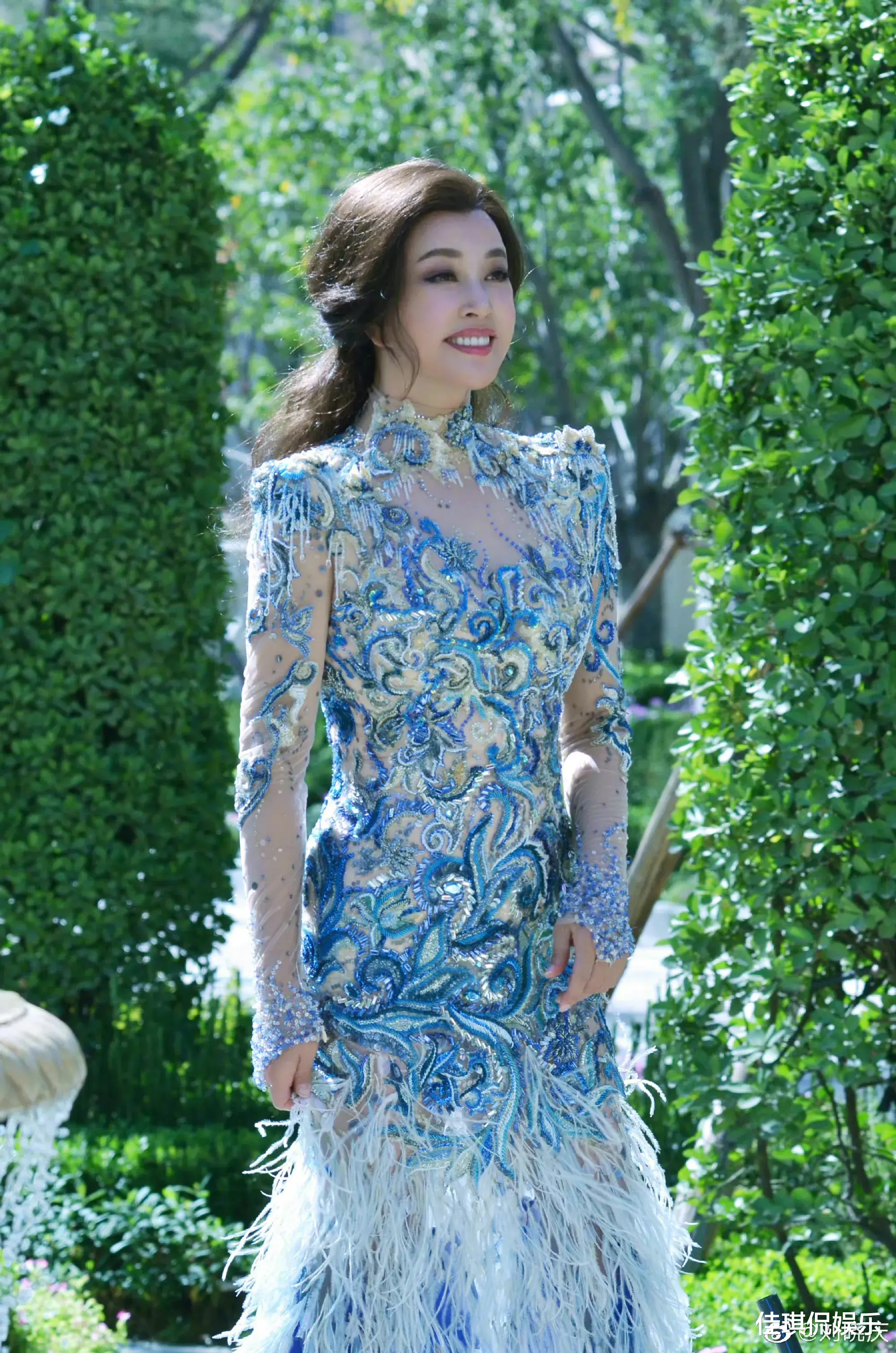 刘晓庆|刘晓庆终于不扮嫩了，身穿孔雀蓝旗袍，雍容华贵，尽显东方美！