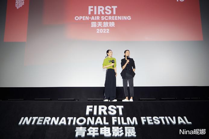 章子怡久违露面为新电影撑场,穿针织衫戴名表容光焕发,形象大变样