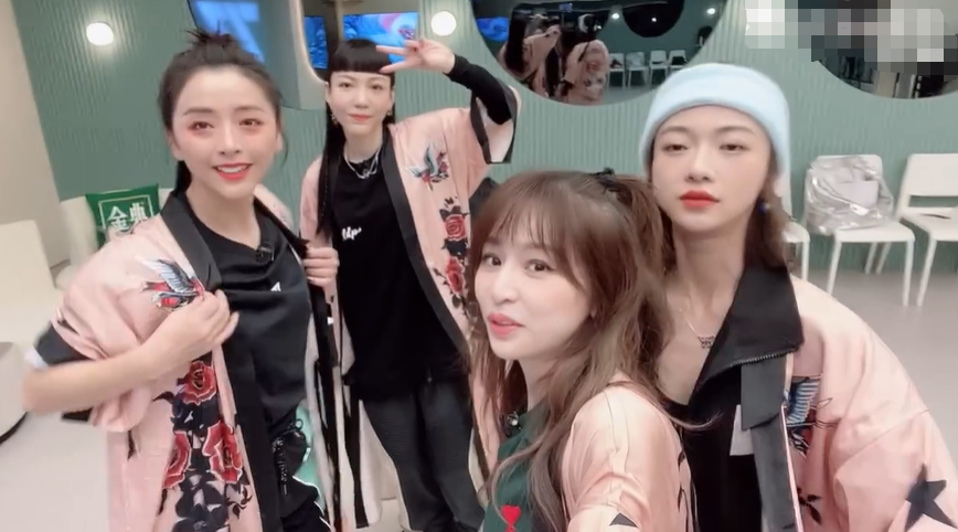 王心凌|王心凌趴地跳舞不嫌脏！穿短上衣秀马甲线，拉链到胸口露嫩白脖颈